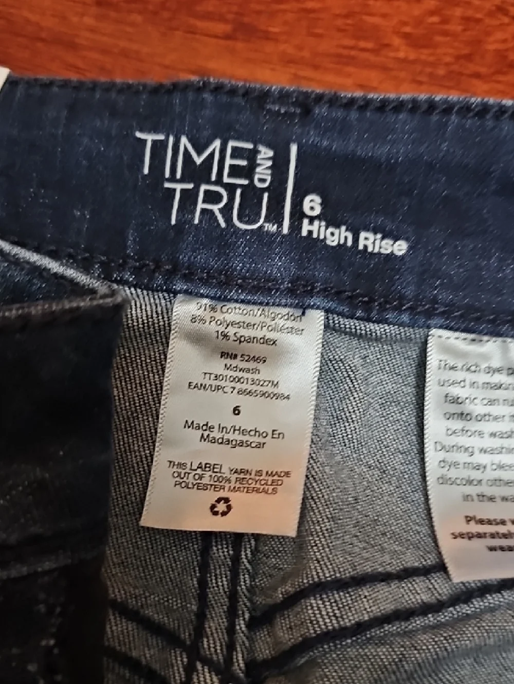 Time and Tru WomensSkinny Jeans in Faded Blue Wash - Picture 4 of 5
